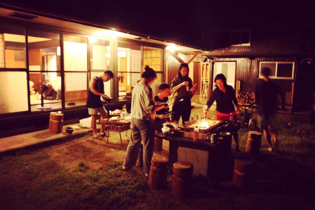 屋外でのBBQ風景