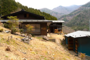 全景（母屋と二つの離れ）