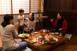 囲炉裏の間での食事風景