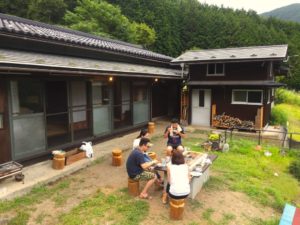 庭のBBQグリル利用風景